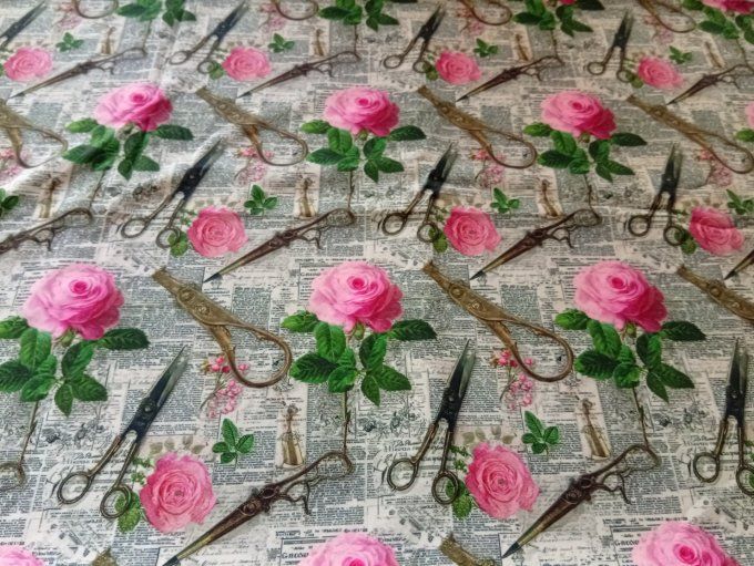 Coupon de tissu imprimé polyester souple et doux motifs fleurs roses ciseaux vintage top qualité