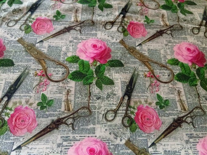 Coupon de tissu imprimé polyester souple et doux motifs fleurs roses ciseaux vintage top qualité