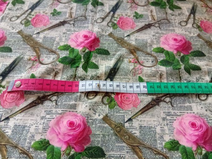 Coupon de tissu imprimé polyester souple et doux motifs fleurs roses ciseaux vintage top qualité