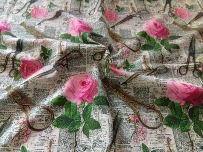 Coupon de tissu imprimé polyester souple et doux motifs fleurs roses ciseaux vintage top qualité