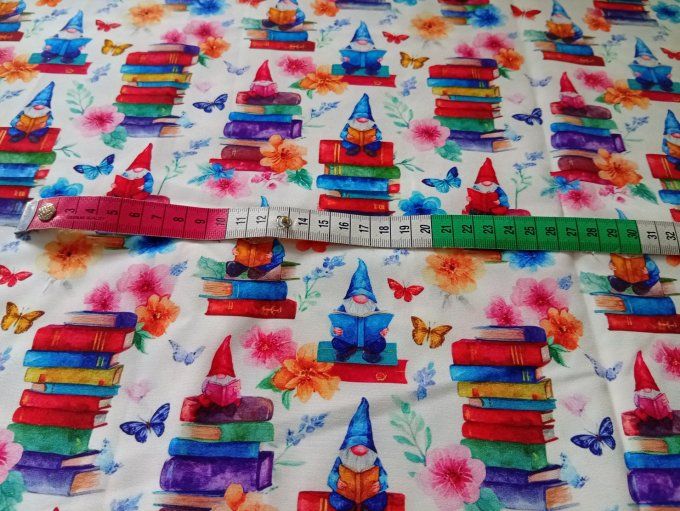 Coupon de tissu imprimé polyester souple et doux motifs gnomes livres Noël multicoloes top qualité