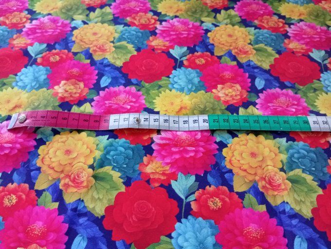 Coupon de tissu imprimé polyester souple et doux motifs fleurs multicolores top qualité