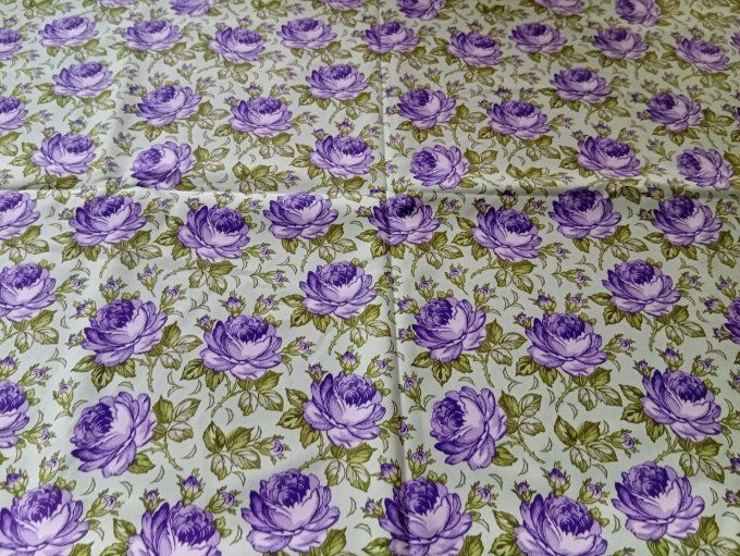 Coupon de tissu imprimé polyester souple et doux motifs fleurs mauves fond vert menthe top qualité