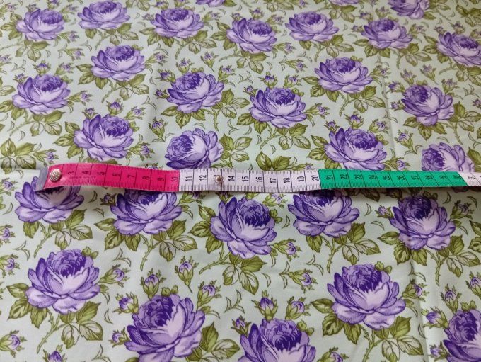 Coupon de tissu imprimé polyester souple et doux motifs fleurs mauves fond vert menthe top qualité