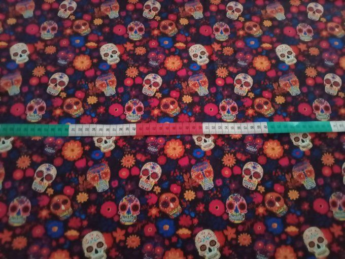 Coupon de tissu imprimé polyester souple et doux motifs têtes de mort multicolores top qualité