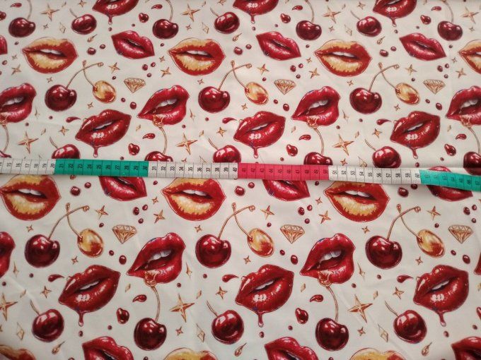 Coupon de tissu imprimé polyester souple et doux motifs fruits cerises rouge à lèvres top qualité
