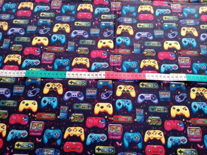 Coupon de tissu imprimé polyester souple et doux motifs jeux consoles manettes top qualité 