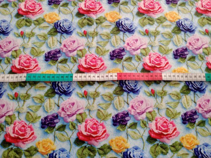 Coupon de tissu imprimé polyester souple et doux motifs fleurs roses top qualité